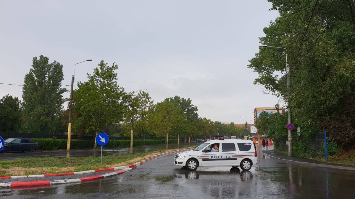 FOTO Circulație oprită pe DN 22, în Mihai Viteazu, după ce un camion a derapat și a blocat șoseaua