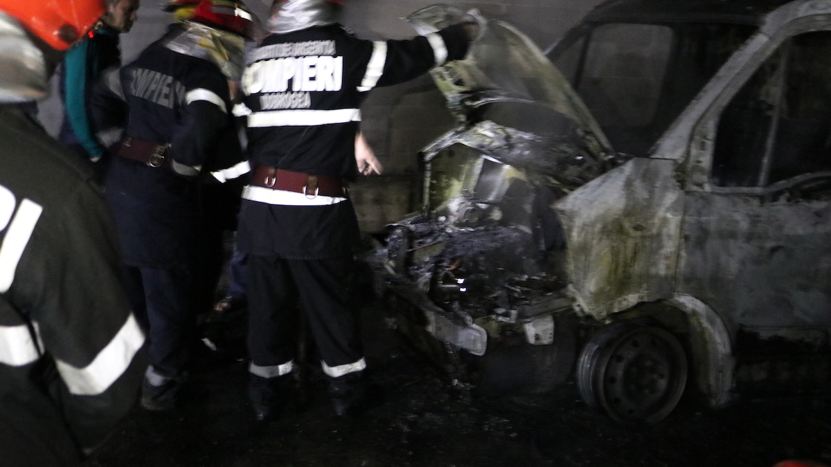 Camion distrus de flăcări pe strada Soarelui din Valu lui Traian. FOTO Adrian Boioglu / CTnews.ro