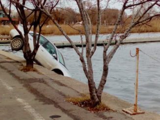 Mașină "parcată" în lacul Tăbăcărie