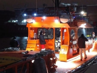 Pilotina SAR Artemis a adus marinarul cu probleme la mal. FOTO IPJ Constanța