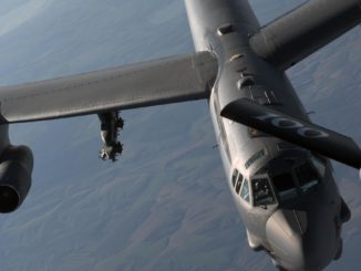 Un avion B-52 Stratofortress este alimentat în zbor deasupra României. FOTO Senior Airman Benjamin Cooper