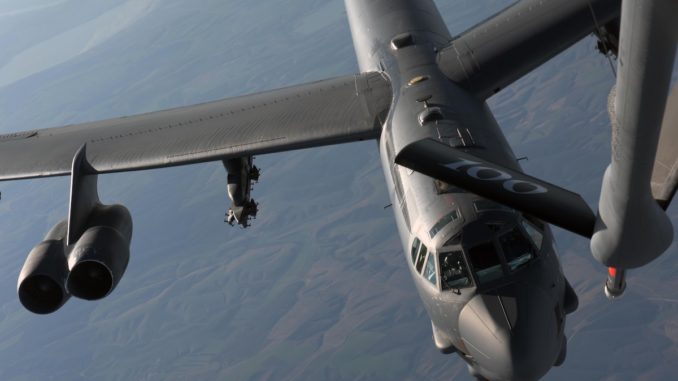 Un avion B-52 Stratofortress este alimentat în zbor deasupra României. FOTO Senior Airman Benjamin Cooper