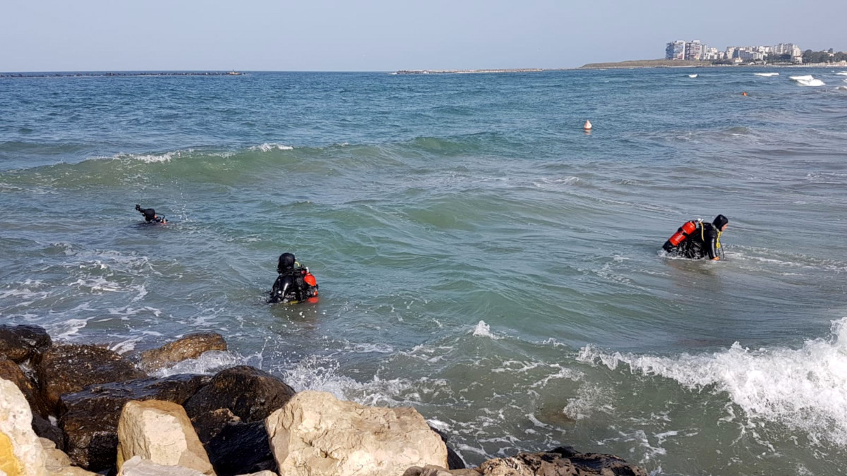 Tânăr căutat de salvatori după ce a intrat în mare pe plaja de la Corbu şi nu a mai ieșit