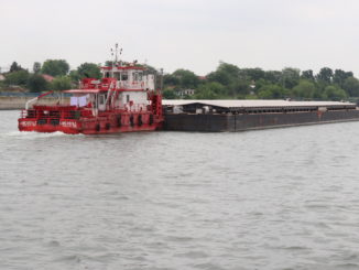 Barjă pe Canalul Dunăre - Marea Neagră. FOTO Adrian Boioglu