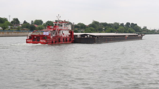 Barjă pe Canalul Dunăre - Marea Neagră. FOTO Adrian Boioglu