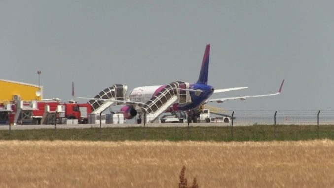Cursă Wizz Air blocată pe Aeroportul Mihail Kogălniceanu, Constanța. FOTO Captură Video
