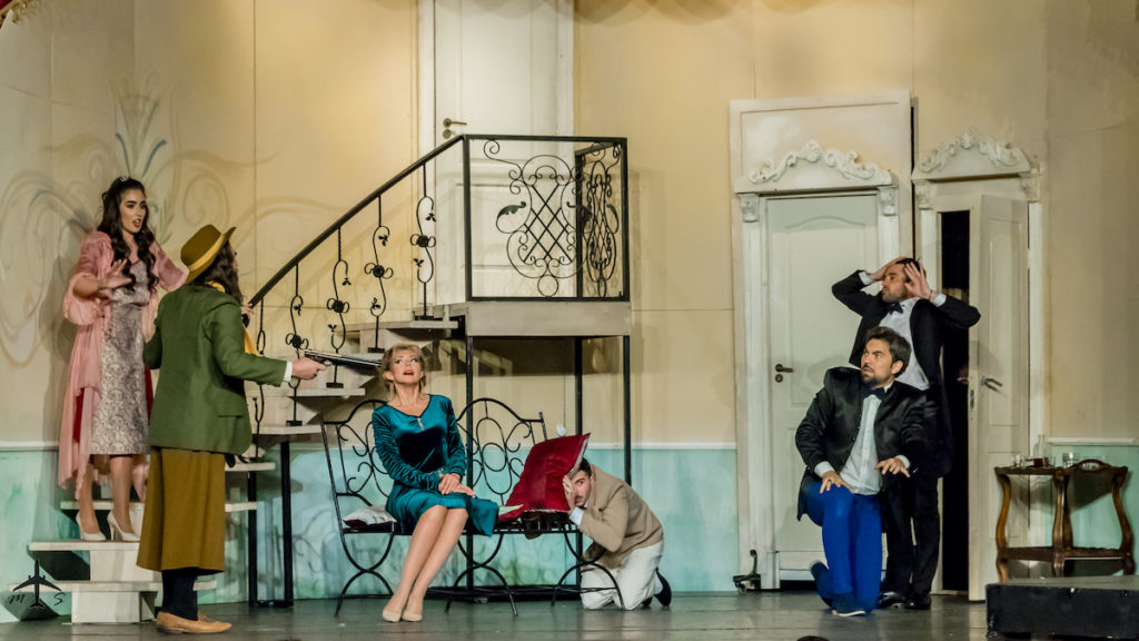 FOTO: Teatrul Elisabeta. Scenă din piesa "Puricele în ureche"