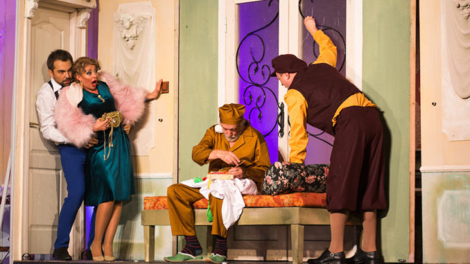 FOTO: Teatrul Elisabeta. Scenă din piesa "Puricele în ureche"