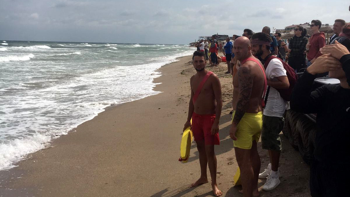 VIDEO Bărbat scos în stop cardio-respirator din valurile mării, la Mangalia. Alte șase persoane, între care patru copii, au ajuns la mal în siguranță. UPDATE Din păcate bărbatul nu a răspuns la manevrele de resuscitare, fiind declarat decedat