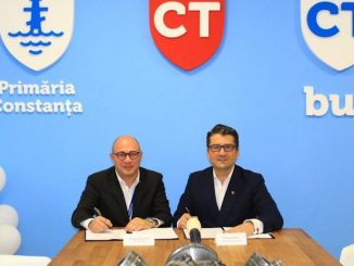 Directorul CT BUS, Bogdan Niță și primarul Decebal Făgădău. FOTO CT BUS