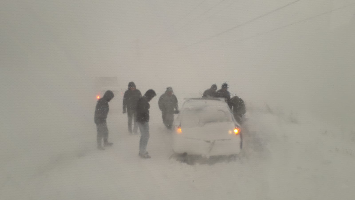 Toate drumurile naționale și județene din Constanța, cu excepția DN 39, au fost închise. Zeci de vehicule au rămas blocate în zăpadă