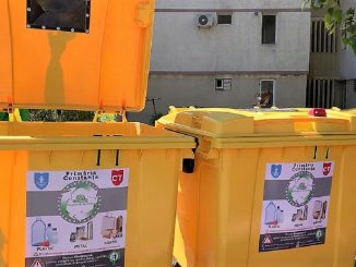 Tone de materiale plastice, hârtie, carton și metal, adunate de la platformele destinate colectării selective din Constanța Foto Polaris M