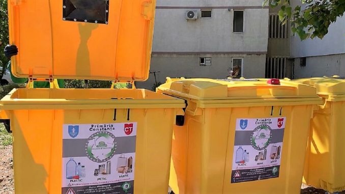 Tone de materiale plastice, hârtie, carton și metal, adunate de la platformele destinate colectării selective din Constanța Foto Polaris M