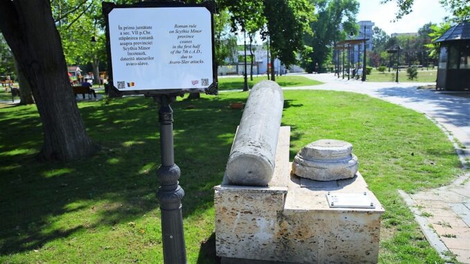 Se montează panouri informative în Parcul Arheologic. FOTO Primăria Constanța