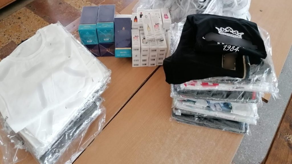 Bunuri contrafăcute, descoperite de poliţiştii de frontieră de la Ostrov. FOTO Garda de Coastă