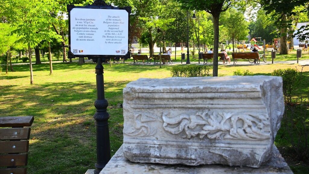 Se montează panouri informative în Parcul Arheologic. FOTO Primăria Constanța