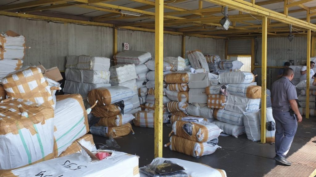 Colete cu bunuri contrafăcute, confiscate în Portul Constanţa Sud Agigea. FOTO Garda de Coastă