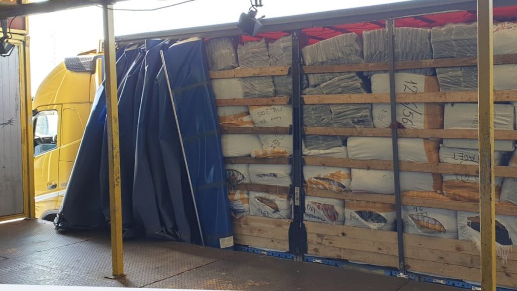 Colete cu bunuri contrafăcute, confiscate în Portul Constanţa Sud Agigea. FOTO Garda de Coastă