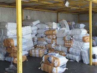 Colete cu bunuri contrafăcute, confiscate în Portul Constanţa Sud Agigea. FOTO Garda de Coastă