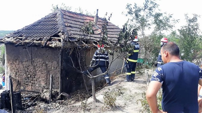 Incendiu izbucnit la o casă, în Vlahi. FOTO ISU Constanța