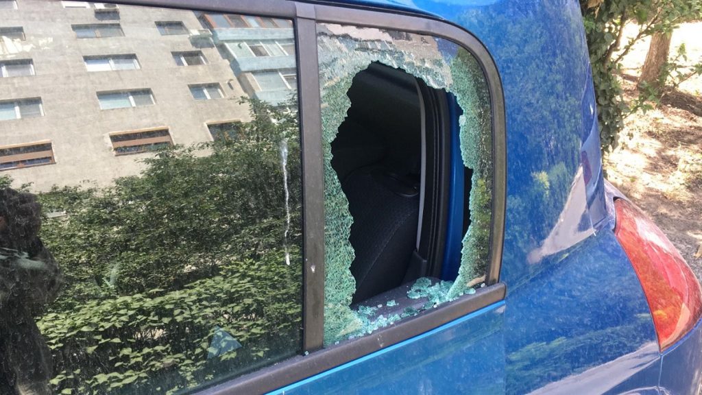 Autoturisme sparte și vandalizate pe Aleea Hortensiei din Constanța. FOTO CTnews.ro
