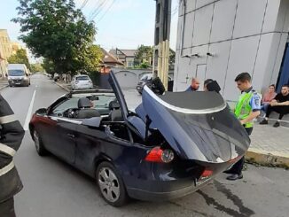 Tânără rănită grav după ce și-a prins capul în sistemul de decapotare al autoturismului
