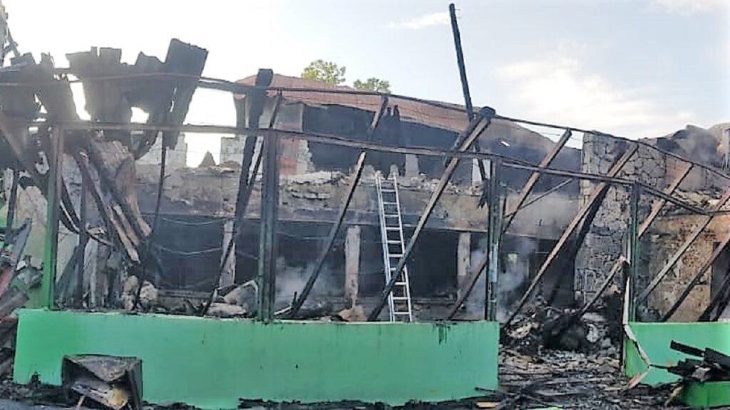 Pensiune din Mangalia distrusă într-un incendiu. FOTO ISU Dobrogea