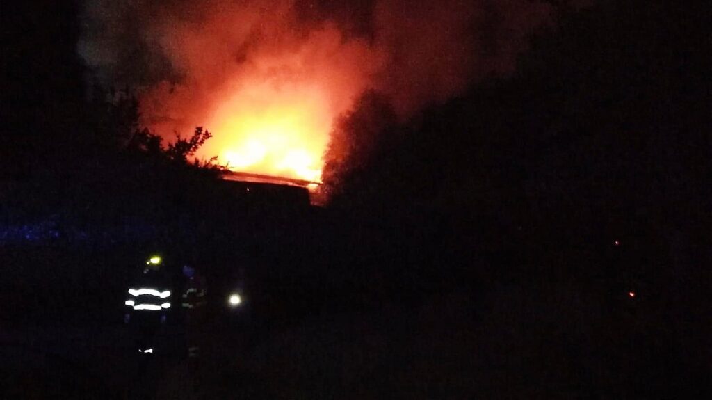 Pensiune din Mangalia distrusă într-un incendiu. FOTO ISU Dobrogea
