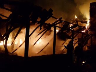 Pensiune din Mangalia distrusă într-un incendiu. FOTO ISU Dobrogea