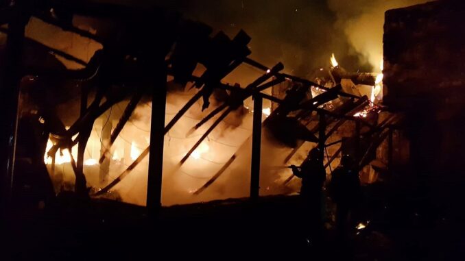 Pensiune din Mangalia distrusă într-un incendiu. FOTO ISU Dobrogea
