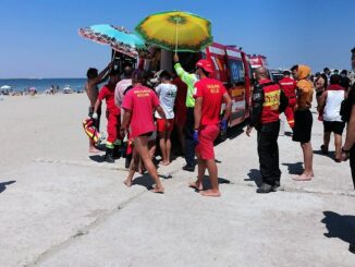 Bărbat salvat de la înec pe plaja Modern din Constanța. FOTO ISU „Dobrogea”