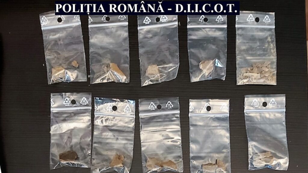 Percheziții la persoane bănuite de trafic de droguri