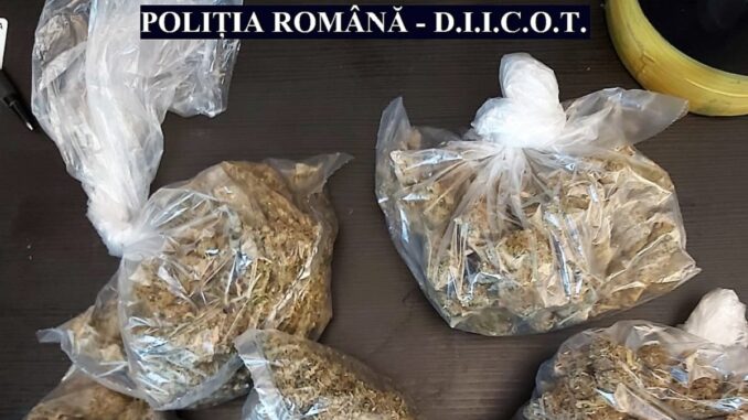 Percheziții la persoane bănuite de trafic de droguri