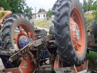 Bărbat rănit grav după ce s-a răsturnat cu un tractor, în comuna Tichilești. FOTO ISU „Dobrogea”