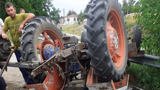 Bărbat rănit grav după ce s-a răsturnat cu un tractor, în comuna Tichilești. FOTO ISU „Dobrogea”