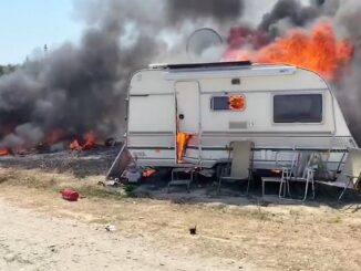 Rulote distruse într-un incendiu în localitatea 2 Mai. FOTO ISU „Dobrogea”