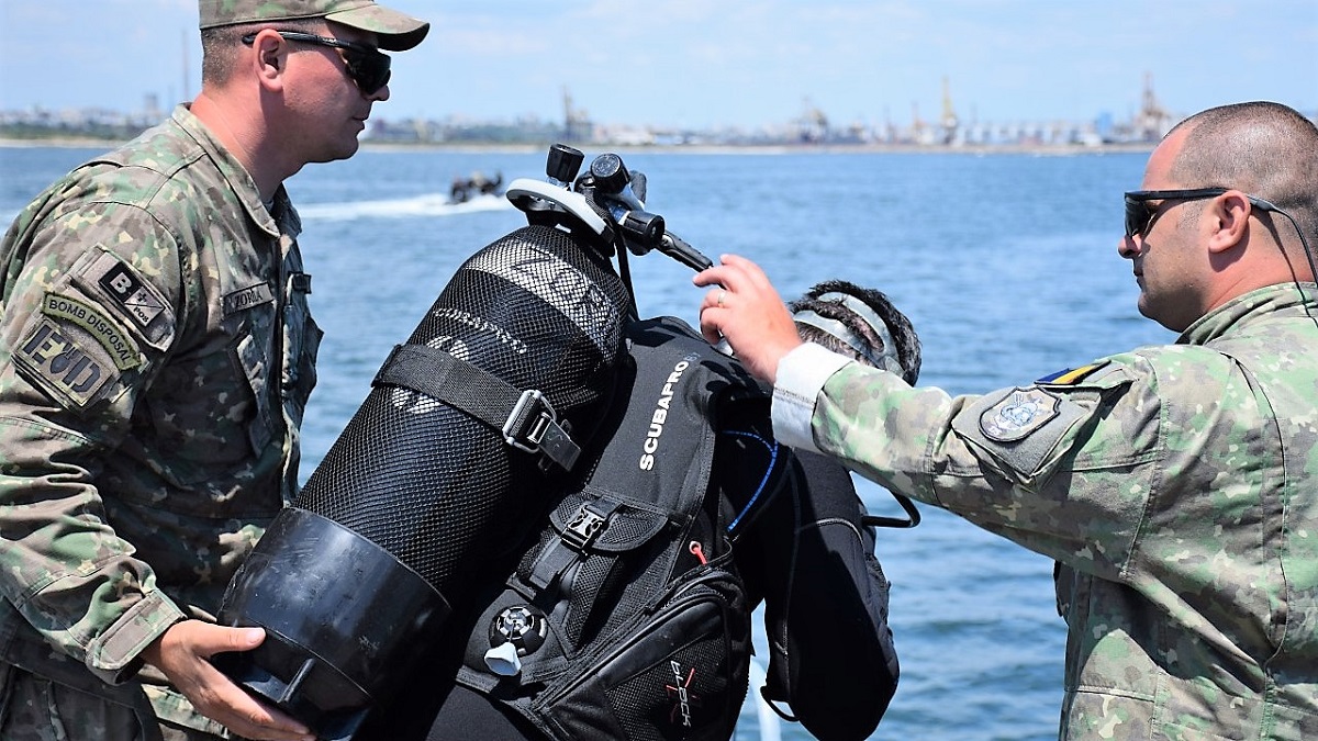 Sute de marinari și scafandri militari români se instruiesc împreună cu partenerii străini