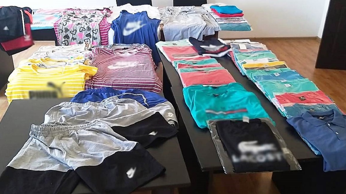 Femeie prinsă de jandarmi în timp ce comercializa produse contrafăcute pe plaja din Eforie
