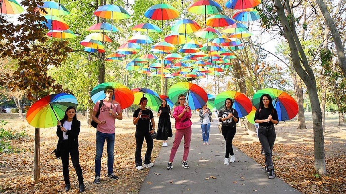 Toamnă colorată în Tăbăcărie: umbrelele multicolore s-au mutat din Piața Ovidiu pe o alee din parc