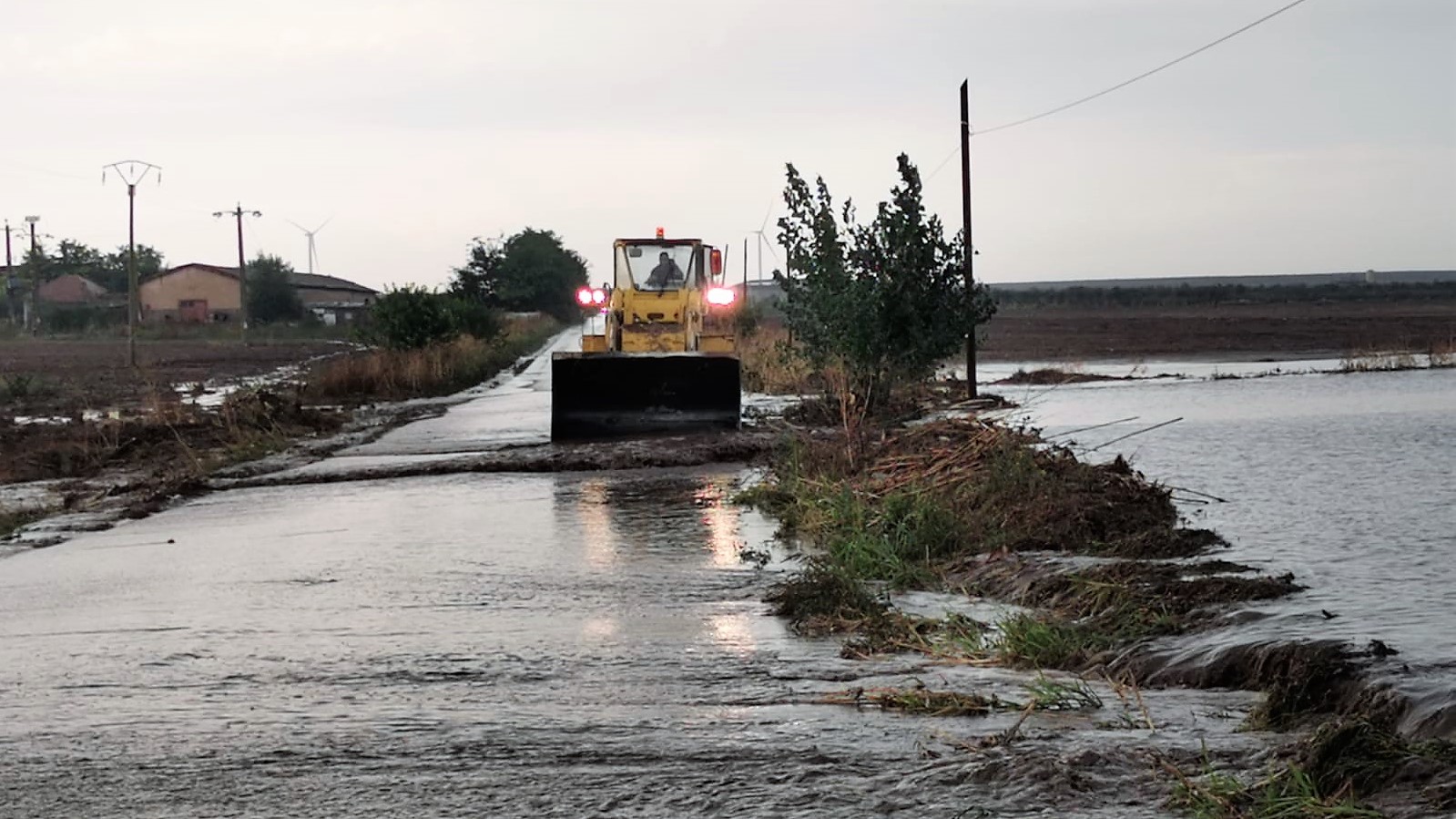 FOTO VIDEO Drumul Județean 224, inundat în urma unei ploi torențiale ce a durat o oră