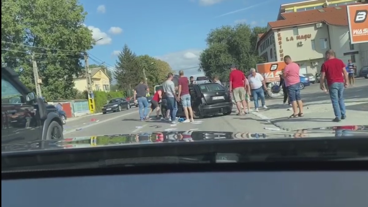 VIDEO Accident cu trei persoane rănite la intrarea în Valu lui Traian