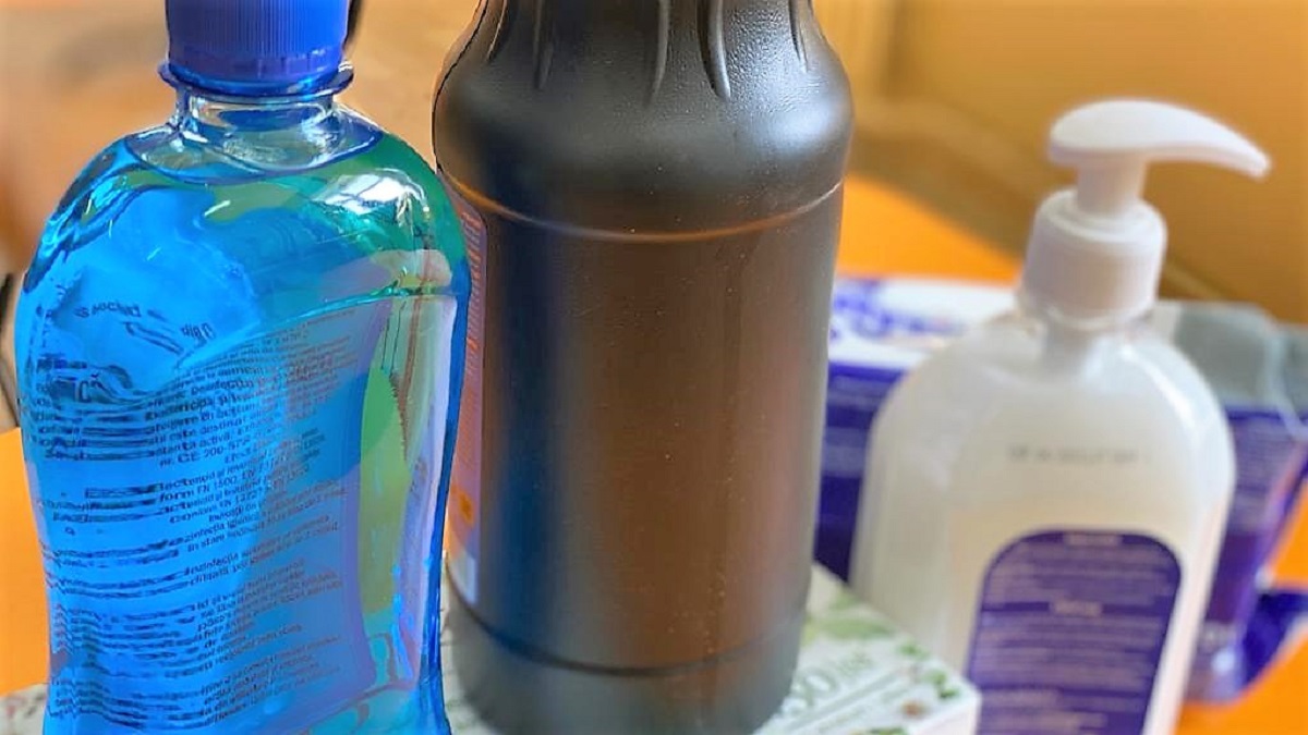 La alegerile locale de duminică, fiecărei persoane i se va măsura temperatura, iar apoi aceasta își va dezinfecta mâinile cu gel antibacterian după care va primi mănuși de unică folosință