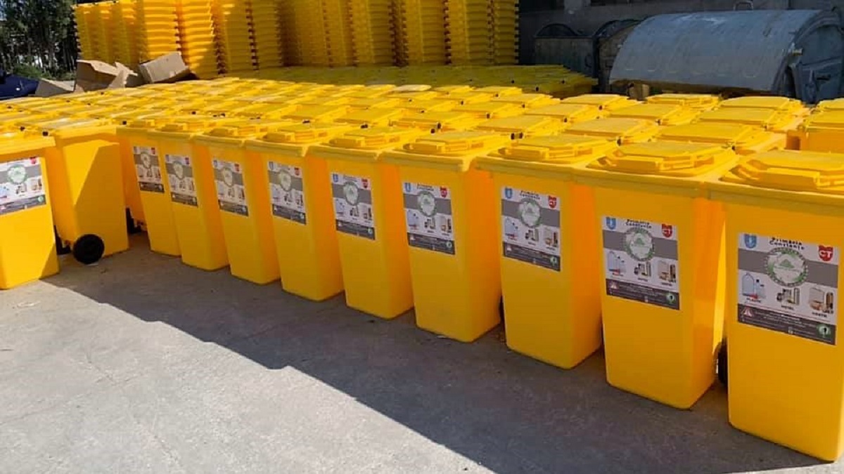 Polaris M Holding Constanța continuă distribuirea pubelelor galbene către constănțenii care locuiesc la case