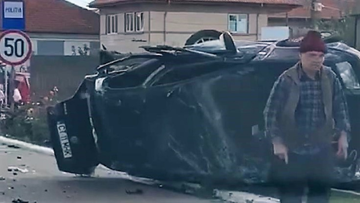 VIDEO Autoturism răsturnat, în urma unui accident rutier petrecut chiar în fața Poliției Valu lui Traian