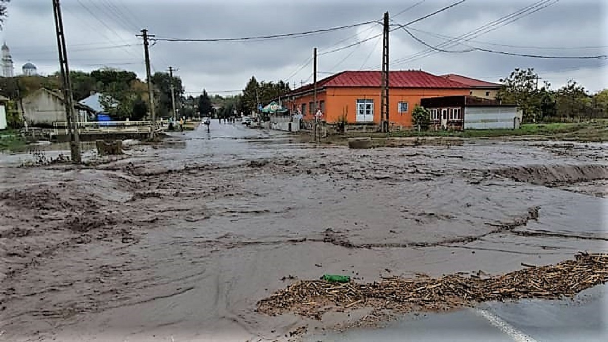 FOTO VIDEO Cod Portocaliu la Constanța: zeci de apeluri ce sesizează gospodarii sau case inundate, ori localități fără apă potabilă sau energie electrică
