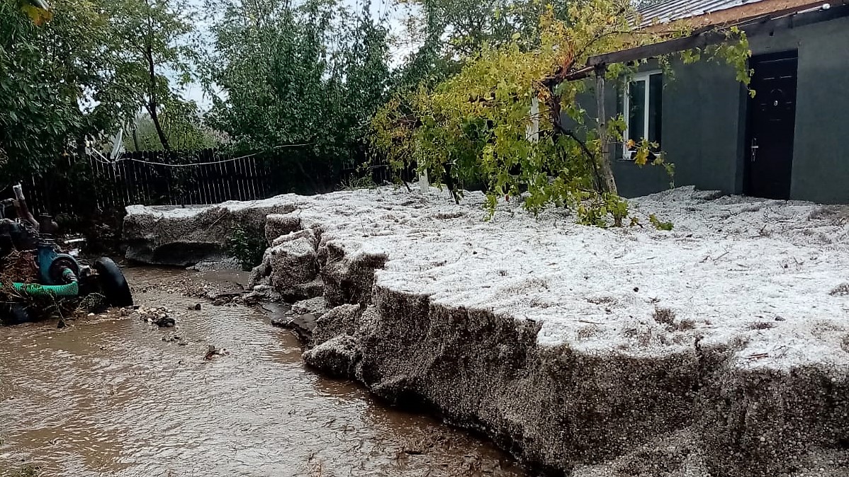 FOTO VIDEO Palazu Mic a fost acoperit de un strat consistent de grindină: în unele zone, stratul de grindină a atins un metru grosime