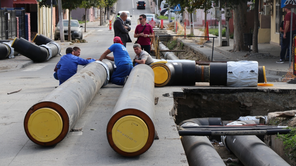 FOTO VIDEO Lucrări de înlocuire a țevilor de alimentare cu agent termic, pe magistrala de termoficare de pe strada Anghel Saligny din Cernavodă. Primăria a anunțat că prețul gigacaloriei rămâne neschimbat