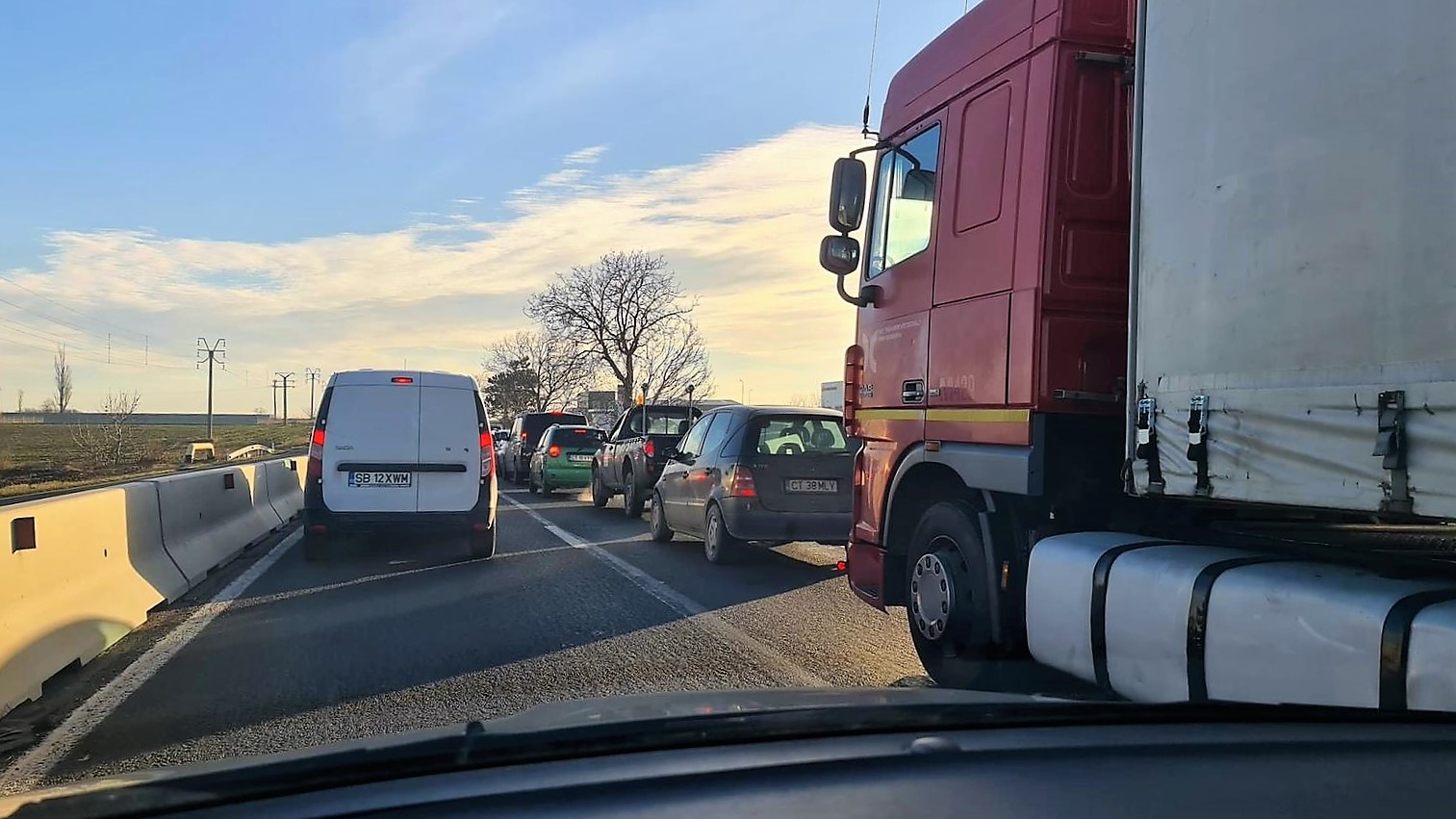 FOTO VIDEO Măsurile de carantinare luate în Constanța și Valu lui Traian au provocat cozi de 10 km între cele două localități