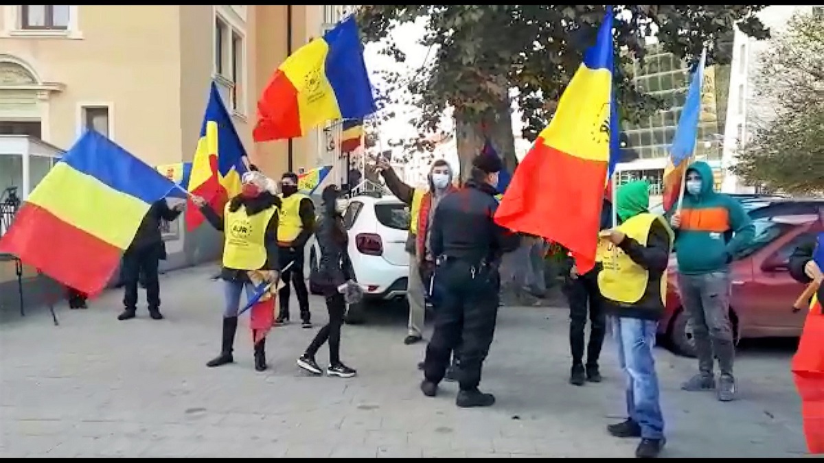 VIDEO Mai multe persoane care protestau împotriva interzicerii pelerinajelor religioase au fost amendate de polițiștii constănțeni pentru încălcarea carantinei