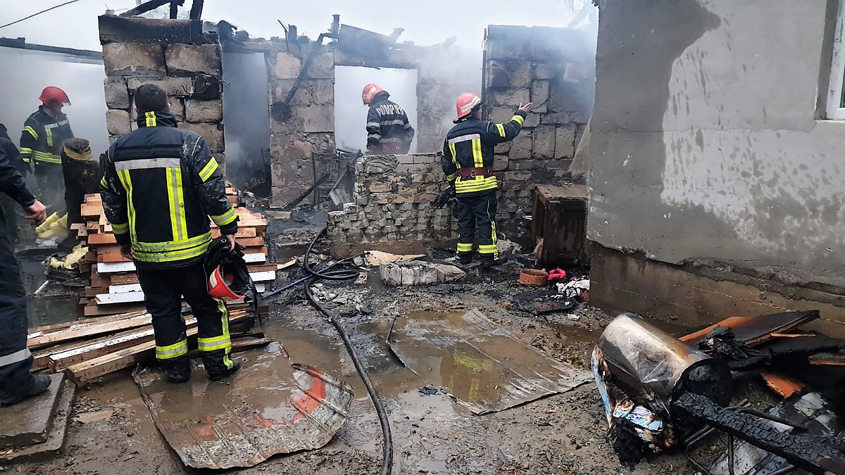 FOTO Două locuințe din Agigea au fost mistuite astăzi de flăcări